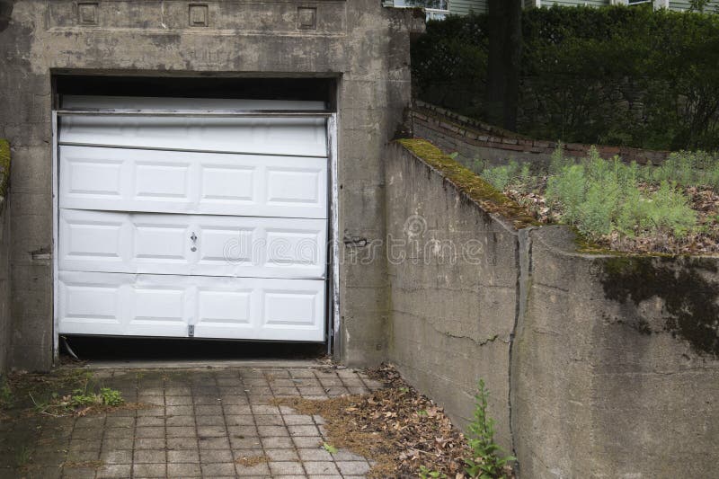 Puerta quebrada del garaje de un hogar desalinado