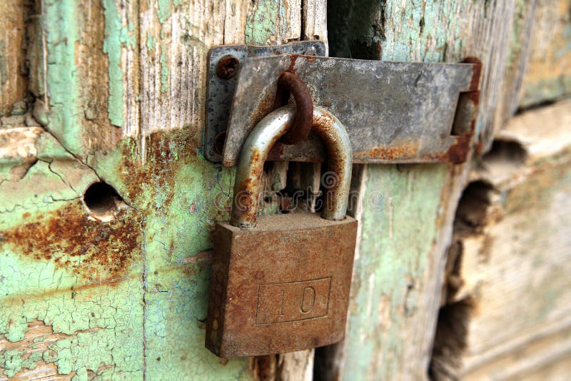 Puerta vieja con el bloqueo del metal imagenes de archivo