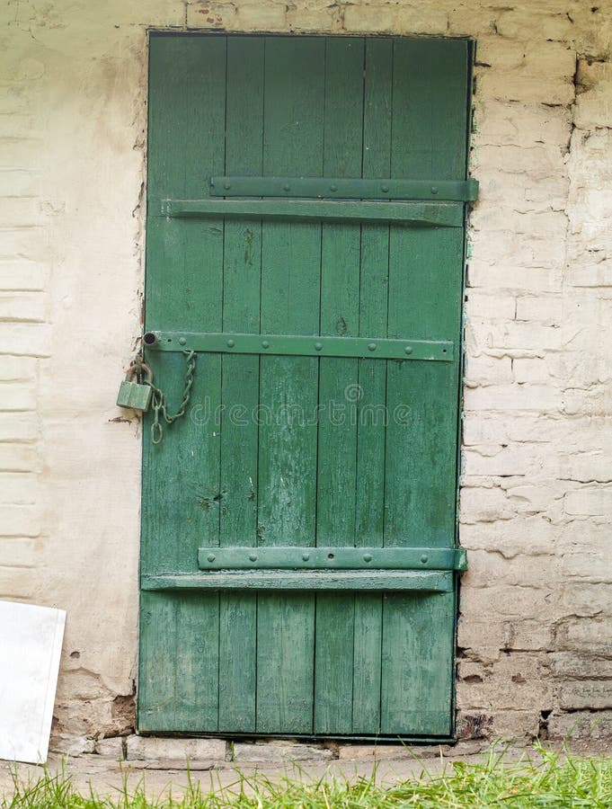 Puerta vieja del metal y de madera con una cerradura oxidada foto de archivo Puerta vieja del metal y de madera con una cerradura oxidada foto de archivo