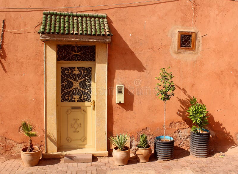 Puerta Y Plantas En Floreros Imagen de archivo - Imagen de antigüedad