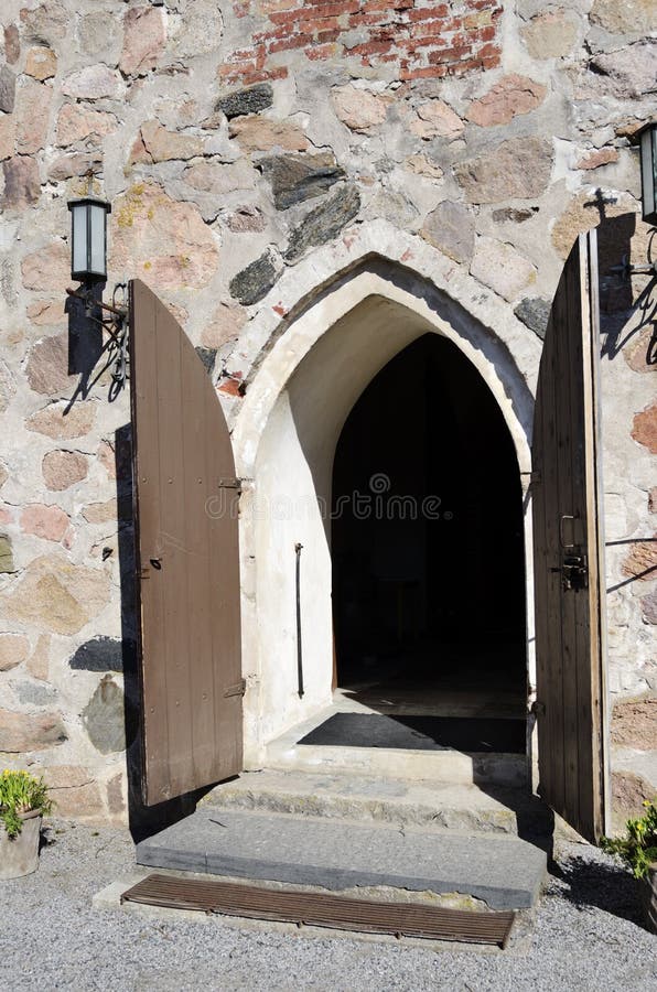 Puertas Abiertas De La Iglesia De Piedra Medieval Imagen de archivo - Imagen de capilla, vida: 40883875 Puertas Abiertas De La Iglesia De Piedra Medieval Imagen de archivo - Imagen de capilla, vida: 40883875