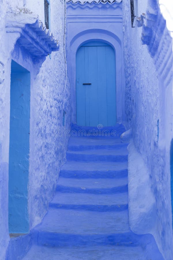 Puertas, calles, potes, colores azules en el pueblo marroquí de Che imagenes de archivo Puertas, calles, potes, colores azules en el pueblo marroquí de Che imagenes de archivo