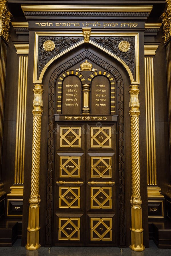 Puertas de la arca de la madera tallada que sostiene las volutas de Torah en la sinagoga de Voronezh fotos de archivo Puertas de la arca de la madera tallada que sostiene las volutas de Torah en la sinagoga de Voronezh fotos de archivo