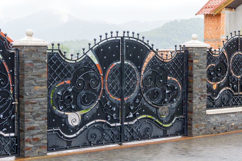 Puertas de lujo del hierro labrado fotografía de archivo libre de regalías Puertas de lujo del hierro labrado fotografía de archivo libre de regalías