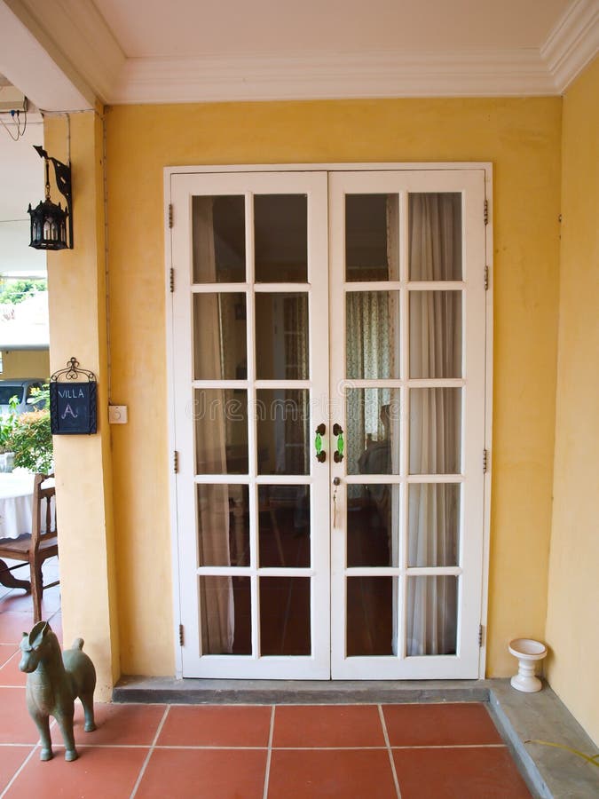 Puertas Francesas Blancas Del Patio Doble Con Las Ventanas En La Pared