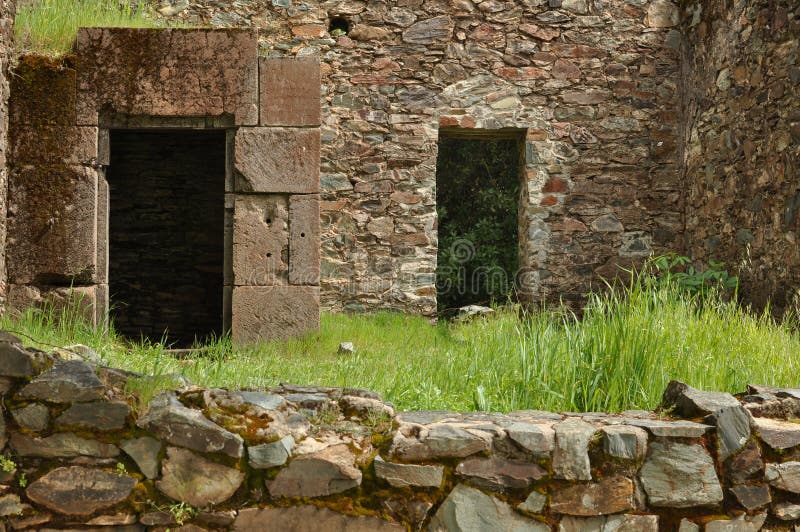 Puertas viejas del pueblo fantasma con el paso secreto fotografía de archivo Puertas viejas del pueblo fantasma con el paso secreto fotografía de archivo