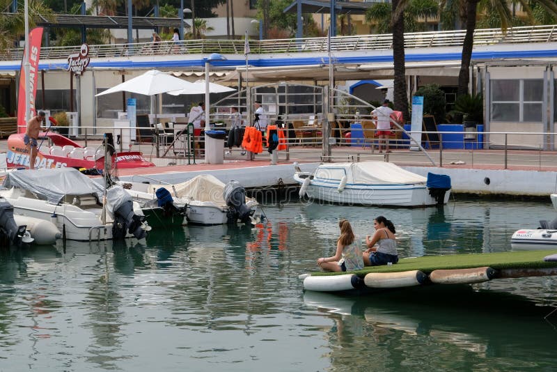 PUERTO BANUS, ANDALUCIA/SPAIN - 6 JUILLET : Vue du port dedans images libres de droits PUERTO BANUS, ANDALUCIA/SPAIN - 6 JUILLET : Vue du port dedans images libres de droits