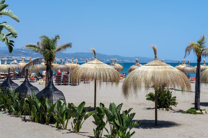 PUERTO BANUS ANDALUCIA/SPAIN - 26 MAI : Parasols sur le Bea photo libre de droits