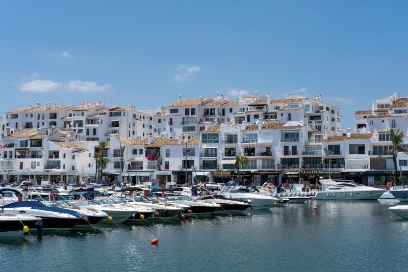 PUERTO BANUS ANDALUCIA/SPAIN - 26 MAI : Vue des bateaux dans le Har. PUERTO BANUS ANDALUCIA/SPAIN - 26 MAI : Vue des bateaux dans le port à Porto Banus Espagne le 26 mai 2016 Personnes non identifiées