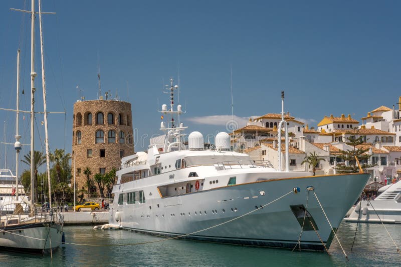 PUERTO BANUS, ANDALUCIA/SPAIN - MAJ 26: Widok Luksusowy jacht zdjęcia stock PUERTO BANUS, ANDALUCIA/SPAIN - MAJ 26: Widok Luksusowy jacht zdjęcia stock