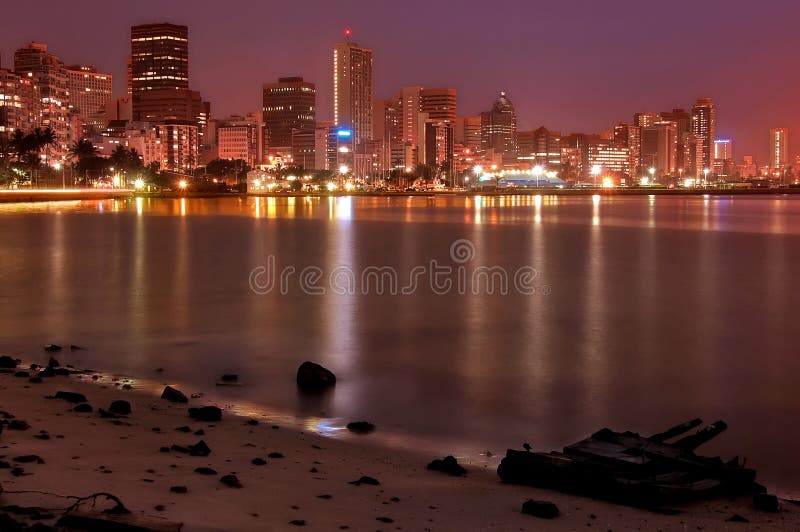 Puerto de Durban en la noche con las ondas largas de la demostración de la exposición de la luz imagenes de archivo Puerto de Durban en la noche con las ondas largas de la demostración de la exposición de la luz imagenes de archivo
