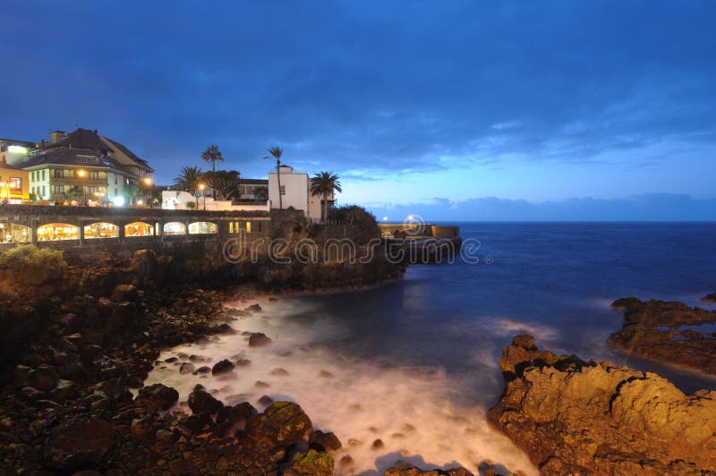 Puerto de la Cruz na noite, Tenerife imagens de stock Puerto de la Cruz na noite, Tenerife imagens de stock