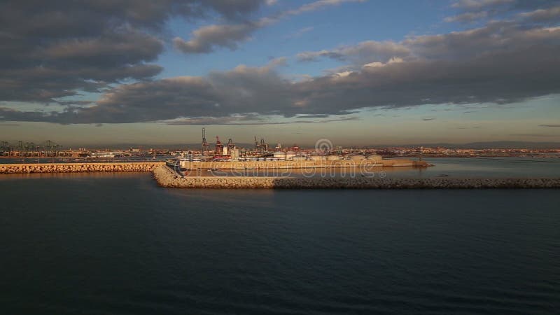 Puerto de la mañana de Valencia Spain filmado del barco de cruceros