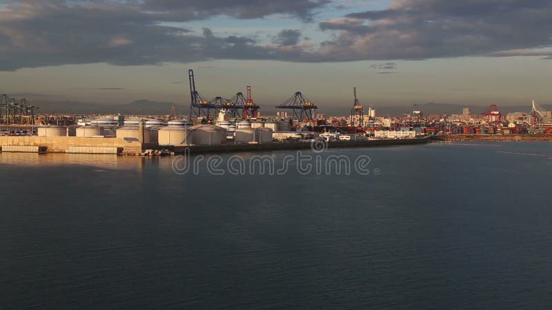 Puerto de la mañana de Valencia Spain filmado del barco de cruceros