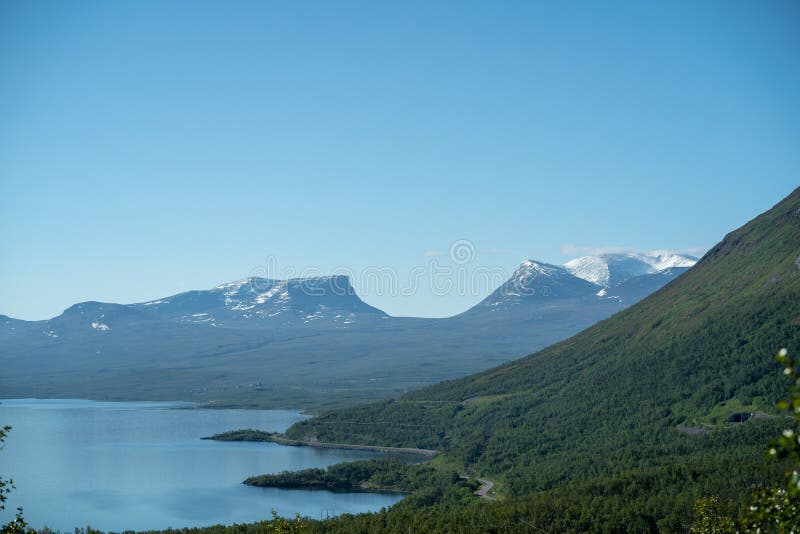 Puerto de la región nórdica capturada el verano con el teleobjetivo en un día soleado foto de archivo Puerto de la región nórdica capturada el verano con el teleobjetivo en un día soleado foto de archivo