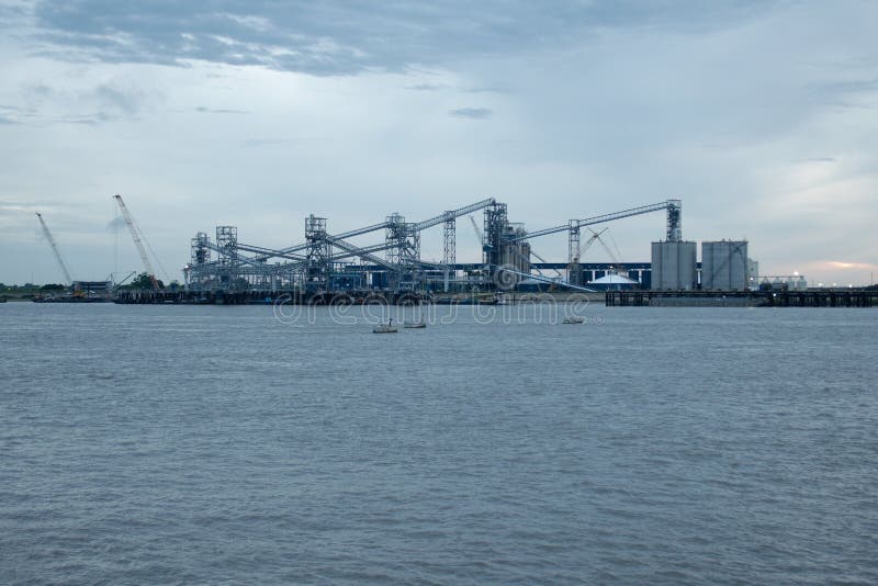 Puerto de mayor Baton Rouge, por el río Misisipi imagen de archivo Puerto de mayor Baton Rouge, por el río Misisipi imagen de archivo