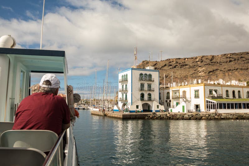 Puerto de Mogan,大加那利岛在西班牙- 2017年12月16日:供以人员坐轮渡对Puerto与城市的de Mogan, 库存图片 Puerto de Mogan,大加那利岛在西班牙- 2017年12月16日:供以人员坐轮渡对Puerto与城市的de Mogan, 库存图片