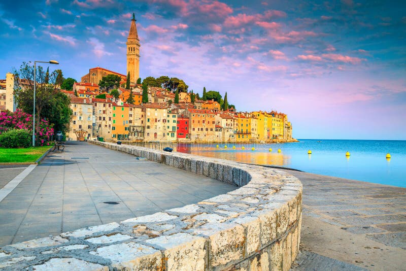Puerto de Rovinj y ciudad vieja con los edificios coloridos en la salida del sol fotografía de archivo Puerto de Rovinj y ciudad vieja con los edificios coloridos en la salida del sol fotografía de archivo