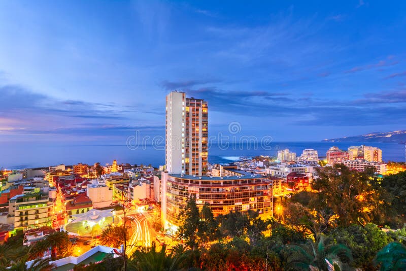 Puerto de Λα Cruz, Tenerife, Κανάρια νησιά, Ισπανία: Άποψη άνω του θορίου στοκ εικόνες Puerto de Λα Cruz, Tenerife, Κανάρια νησιά, Ισπανία: Άποψη άνω του θορίου στοκ εικόνες