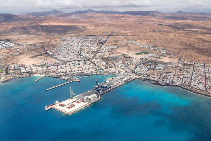 Compañero versus lucha Puerto Puerto Del Rosario Y Puerto Fuerteventura Fotografía editorial -  Imagen de carga, cargamento: 202512187