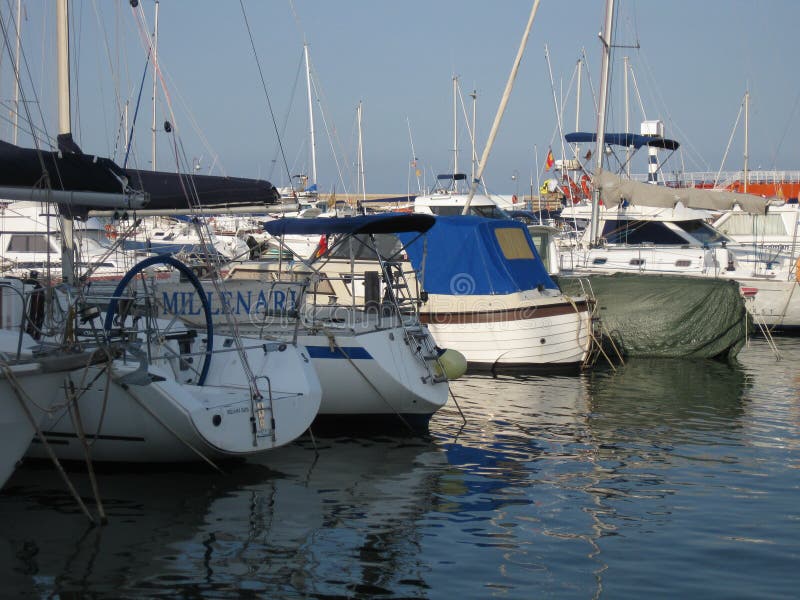 Puerto deportivo con los veleros amarrados en los muelles imágenes de archivo libres de regalías Puerto deportivo con los veleros amarrados en los muelles imágenes de archivo libres de regalías