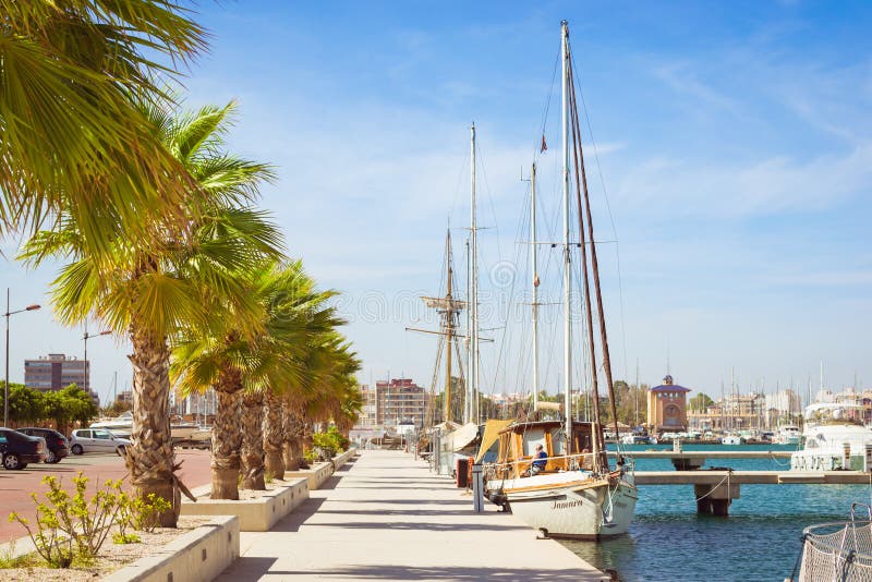 Puerto deportivo Marina Salinas Jachty i łodzie w Marina T fotografia royalty free Puerto deportivo Marina Salinas Jachty i łodzie w Marina T fotografia royalty free