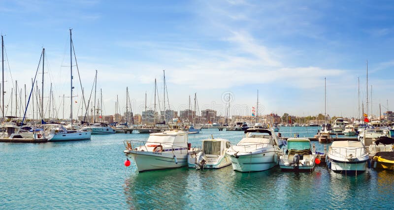 Puerto deportivo小游艇船坞盐沼 游艇和小船在T小游艇船坞 免版税库存图片 Puerto deportivo小游艇船坞盐沼 游艇和小船在T小游艇船坞 免版税库存图片