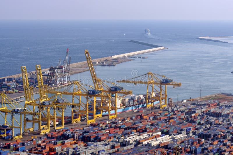 Puerto industrial de Barcelona, España envases para enviar fotos de archivo libres de regalías Puerto industrial de Barcelona, España envases para enviar fotos de archivo libres de regalías