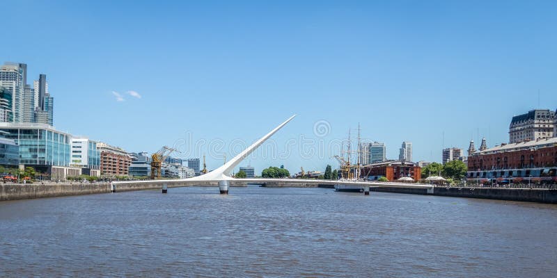 Puerto Madero e ponte de Puente de la Mujer Mulher - Buenos Aires, Argentina imagens de stock Puerto Madero e ponte de Puente de la Mujer Mulher - Buenos Aires, Argentina imagens de stock