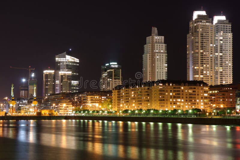 Edifici moderni presso il porto di Puerto Madero a Buenos Aires.