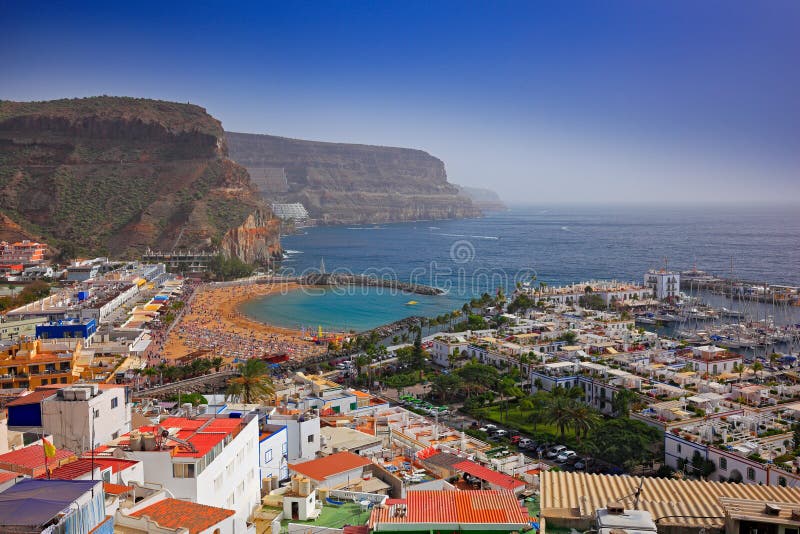Puerto Mogan, Gran Canaria, festa in Isole Canarie, Spagna, Europa Cittadina sull'estate della costa sud in Puerto Mogan, s blu immagine stock Puerto Mogan, Gran Canaria, festa in Isole Canarie, Spagna, Europa Cittadina sull'estate della costa sud in Puerto Mogan, s blu immagine stock