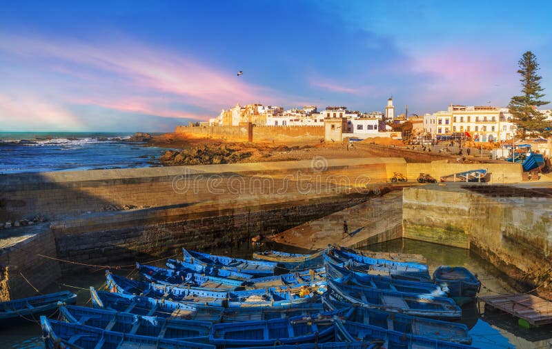 Puerto pesquero y ciudad en el tiempo de la puesta del sol, Marruecos de Essaouira fotografía de archivo