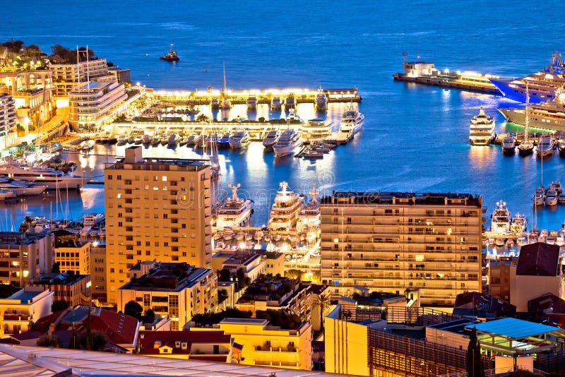 Puerto que navega de Monte Carlo y opinión colorida de la tarde de la costa fotografía de archivo Puerto que navega de Monte Carlo y opinión colorida de la tarde de la costa fotografía de archivo