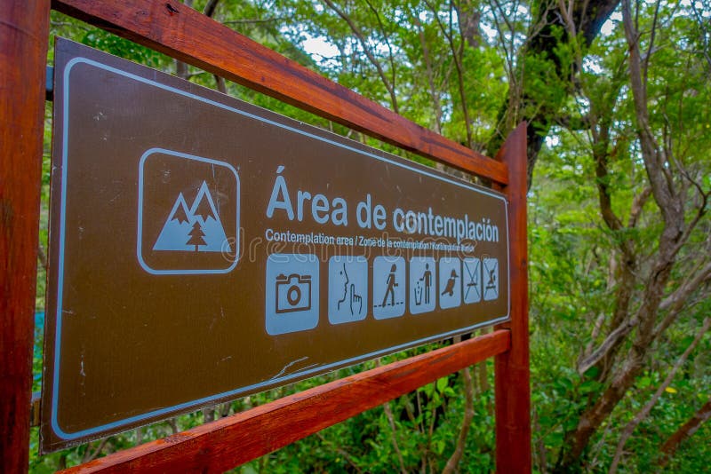 PUERTO VARAS, CILE, 23 SETTEMBRE, 2018: Vista all'aperto del segno informativo di area di proposito scritto in di legno fotografia stock libera da diritti PUERTO VARAS, CILE, 23 SETTEMBRE, 2018: Vista all'aperto del segno informativo di area di proposito scritto in di legno fotografia stock libera da diritti
