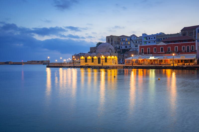 Puerto veneciano viejo de Chania en Creta, Grecia foto de archivo libre de regalías Puerto veneciano viejo de Chania en Creta, Grecia foto de archivo libre de regalías