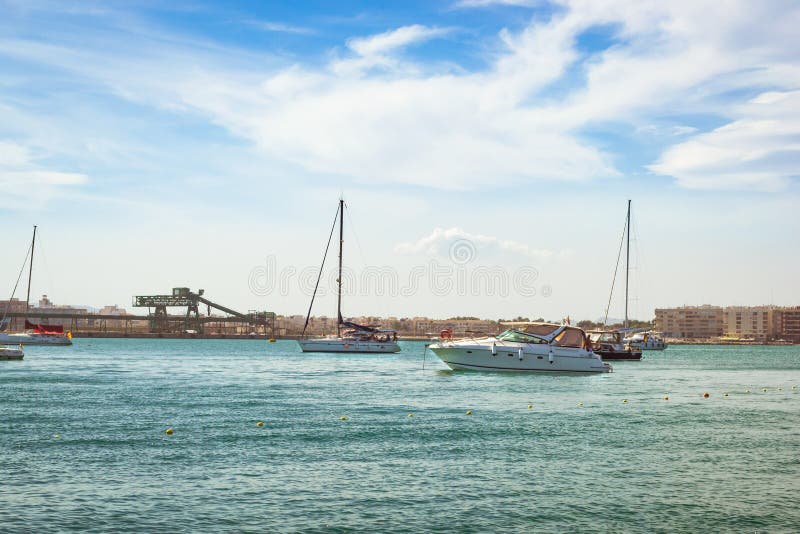 Puertodeportivo Marina Salinas Jachten en boten in Jachthaven van T stock foto's Puertodeportivo Marina Salinas Jachten en boten in Jachthaven van T stock foto's