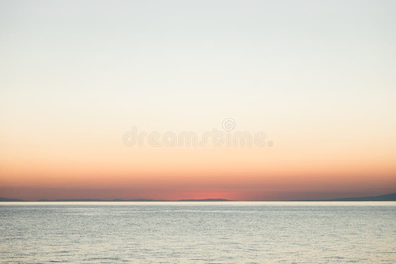 Puesta de sol mágico en el horizonte del mar imagen de archivo libre de regalías Puesta de sol mágico en el horizonte del mar imagen de archivo libre de regalías