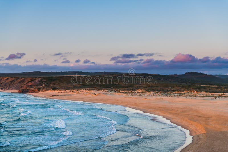 Puesta de sol sobre la hermosa playa de surf de Bordeira, en la costa oeste de la región del Algarve, en Portugal foto de archivo libre de regalías Puesta de sol sobre la hermosa playa de surf de Bordeira, en la costa oeste de la región del Algarve, en Portugal foto de archivo libre de regalías