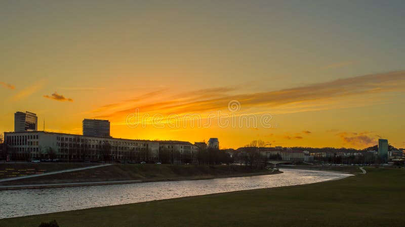 Puesta del sol anaranjada sobre un río foto de archivo Puesta del sol anaranjada sobre un río foto de archivo