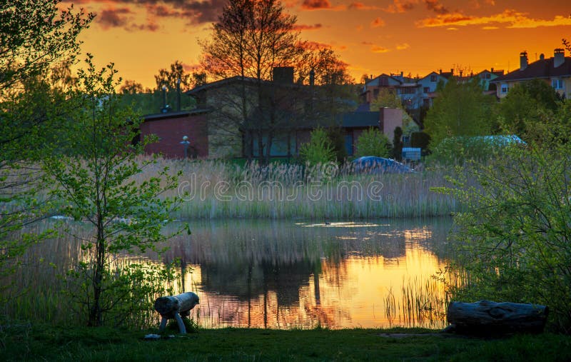 Puesta del sol anaranjada y lago en una ciudad fotos de archivo Puesta del sol anaranjada y lago en una ciudad fotos de archivo