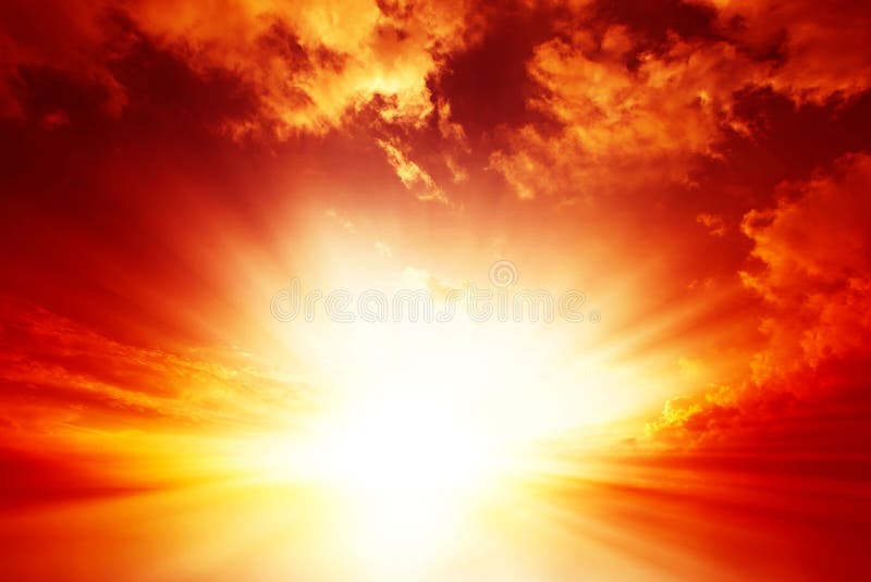 Puesta Del Sol Ardiente Con El Cielo Nublado Foto de archivo - Imagen