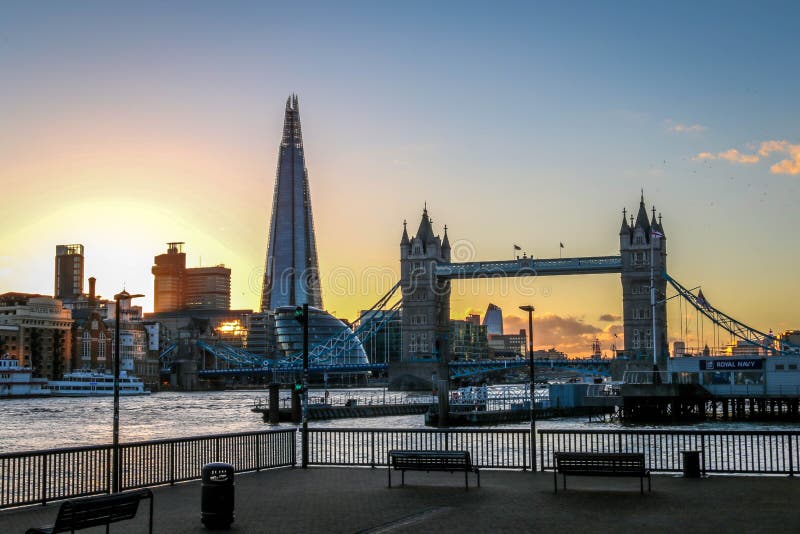 Puesta Del Sol Asombrosa En Londres Contra El Contexto Del Puente De La