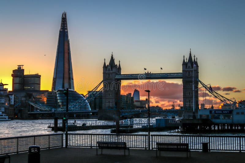 Puesta Del Sol Asombrosa En Londres Contra El Contexto Del Puente De La