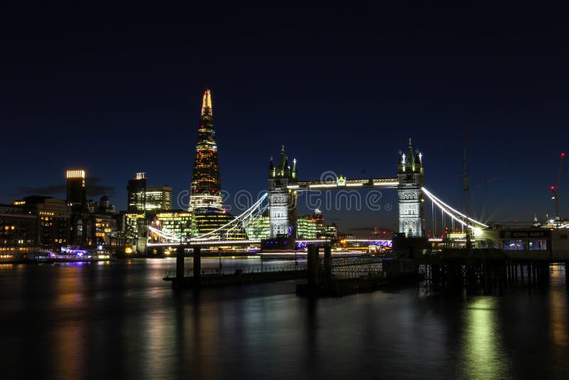 Puesta Del Sol Asombrosa En Londres Contra El Contexto Del Puente De La