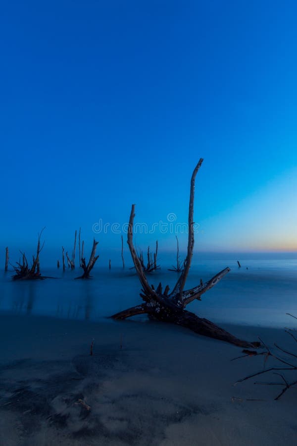 Puesta del sol azul de la hora en de la playa después de puesta del sol fotos de archivo Puesta del sol azul de la hora en de la playa después de puesta del sol fotos de archivo