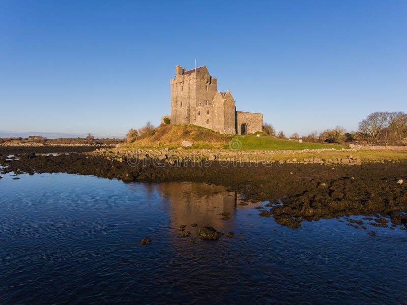 Puesta del sol aérea de la tarde del castillo de Dunguaire, cerca de Kinvarra en el condado Galway, Irlanda - ruta atlántica salv fotografía de archivo Puesta del sol aérea de la tarde del castillo de Dunguaire, cerca de Kinvarra en el condado Galway, Irlanda - ruta atlántica salv fotografía de archivo