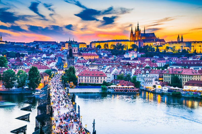 Puesta del sol del castillo de Praga sobre Charles Bridge, República Checa imagenes de archivo Puesta del sol del castillo de Praga sobre Charles Bridge, República Checa imagenes de archivo