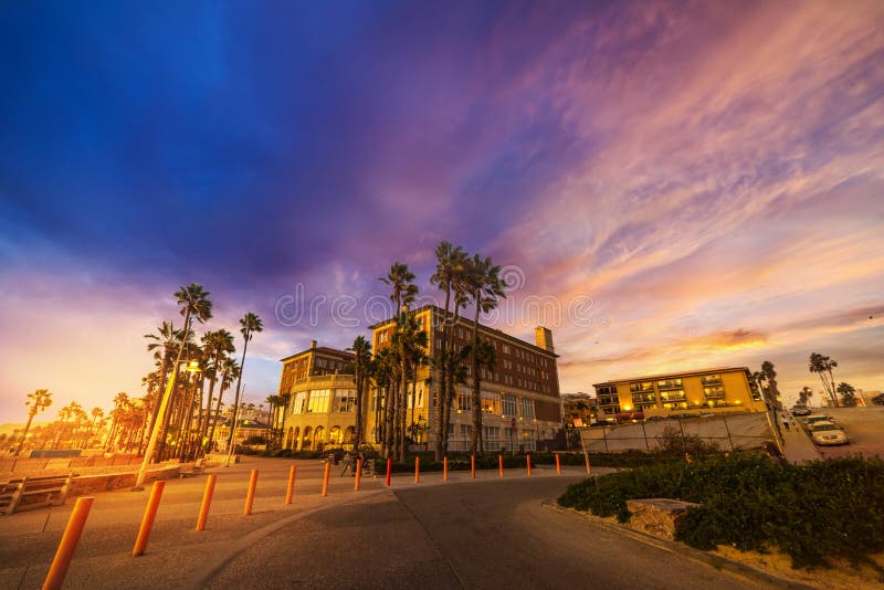 Puesta del sol colorida en la orilla de Santa Monica fotografía de archivo Puesta del sol colorida en la orilla de Santa Monica fotografía de archivo