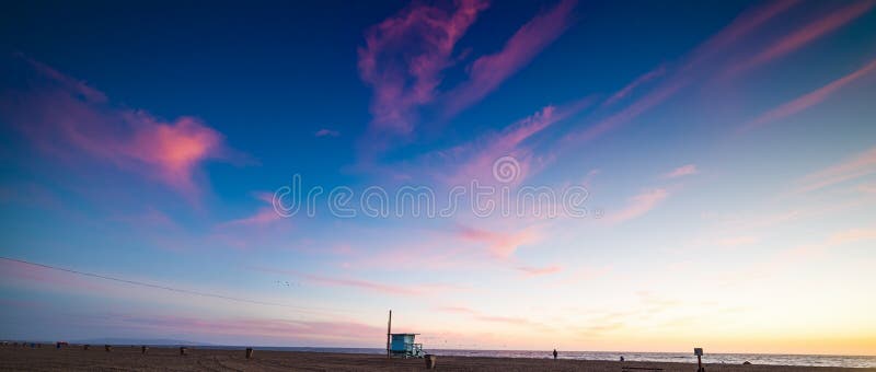Puesta del sol colorida en la playa de Santa Monica foto de archivo libre de regalías Puesta del sol colorida en la playa de Santa Monica foto de archivo libre de regalías