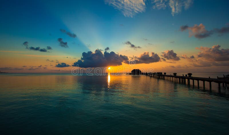 Puesta del sol colorida hermosa en la isla tropical en fotos de archivo Puesta del sol colorida hermosa en la isla tropical en fotos de archivo